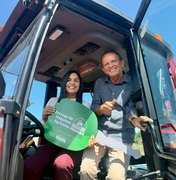 Prefeita celebra conquista com nova retroescavadeira para São Luís do Quitunde