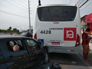Acidente entre carro e ônibus deixa três crianças feridas