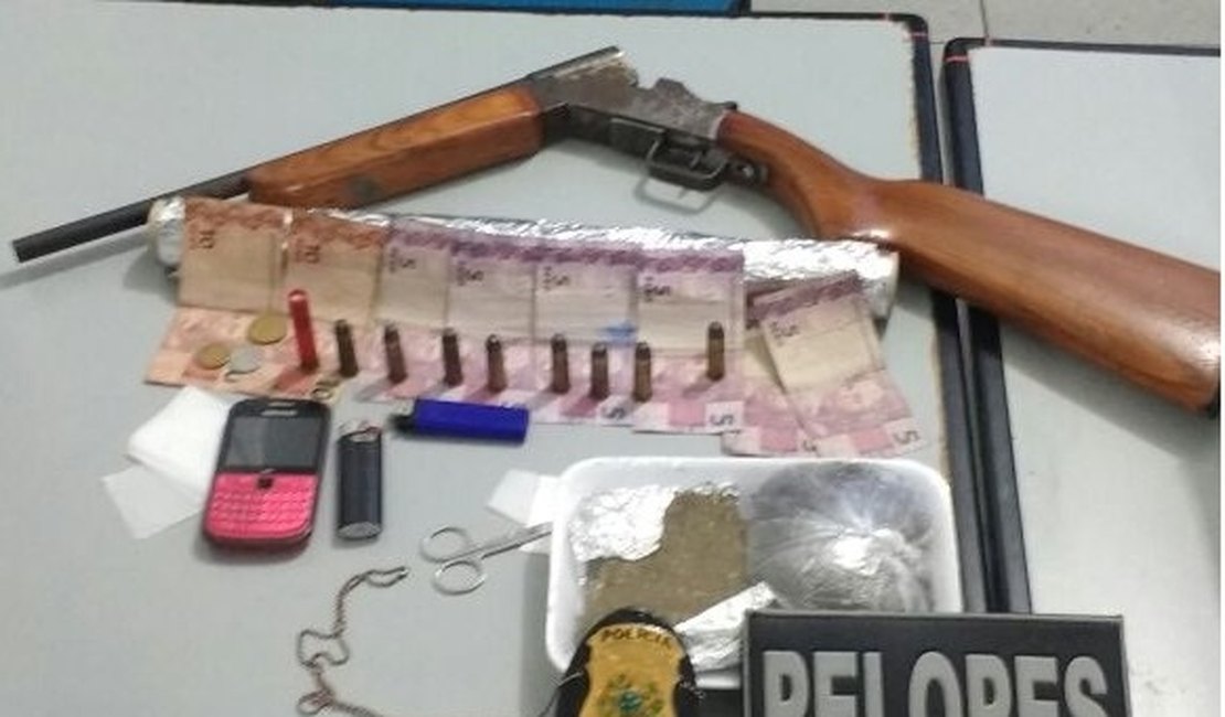 Preso acusado de tráfico de drogas; polícia apreende drogas e uma espingarda