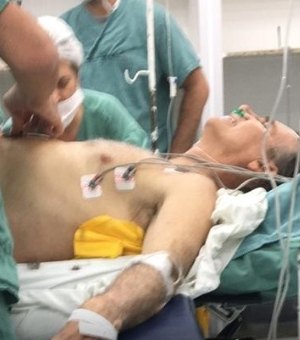 Médicos explicam motivo de não haver sangue na faca do agressor de Bolsonaro