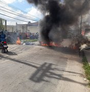 Moradores bloqueiam via no Benedito Bentes em protesto por pavimentação