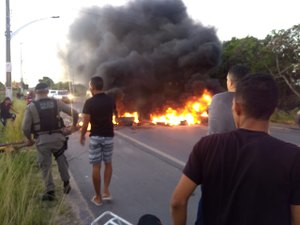 Moradores de povoado bloqueiam rodovia para exigir instalação de quebra-molas