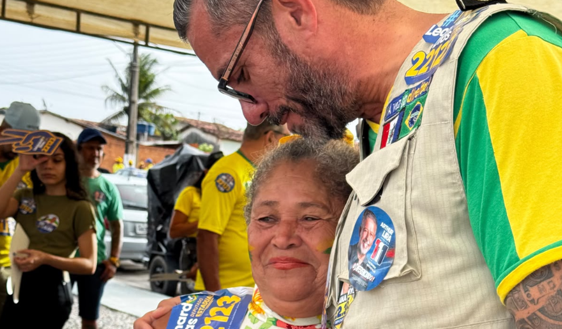 Leonardo Dias agradece carinho durante carreata de apoio a Flávio Bolsonaro
