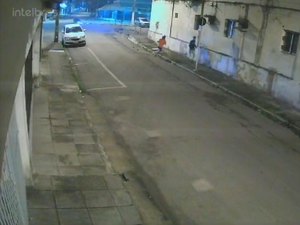 [Vídeo] Câmeras flagram correria e torcedor espancado e atingido por bomba em Maceió