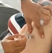 Dose de vacina não aplicada em idosa na capital é encontrada em descarte