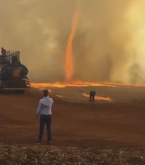 'Redemoinho de fogo' se forma durante queimada em Goiás 