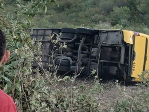 Ônibus com romeiros tomba e deixa mortos e feridos no Ceará