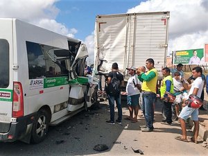 Criança é atingida durante acidente com veículo de transporte complementar em Arapiraca