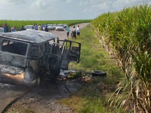 Kombi que seguia para São Miguel dos Campos pega fogo na AL-450