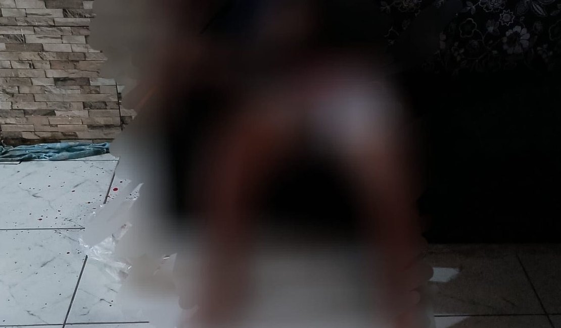 Homem é assassinado a tiros dentro de casa por dois indivíduos encapuzados no Jacintinho