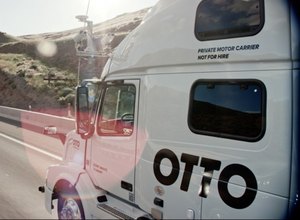 Empresa do Uber faz entrega de cerveja com caminhão que dirige sozinho nas estradas