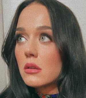 Katy Perry 'quebra a internet' ao surgir com os cabelos pretos