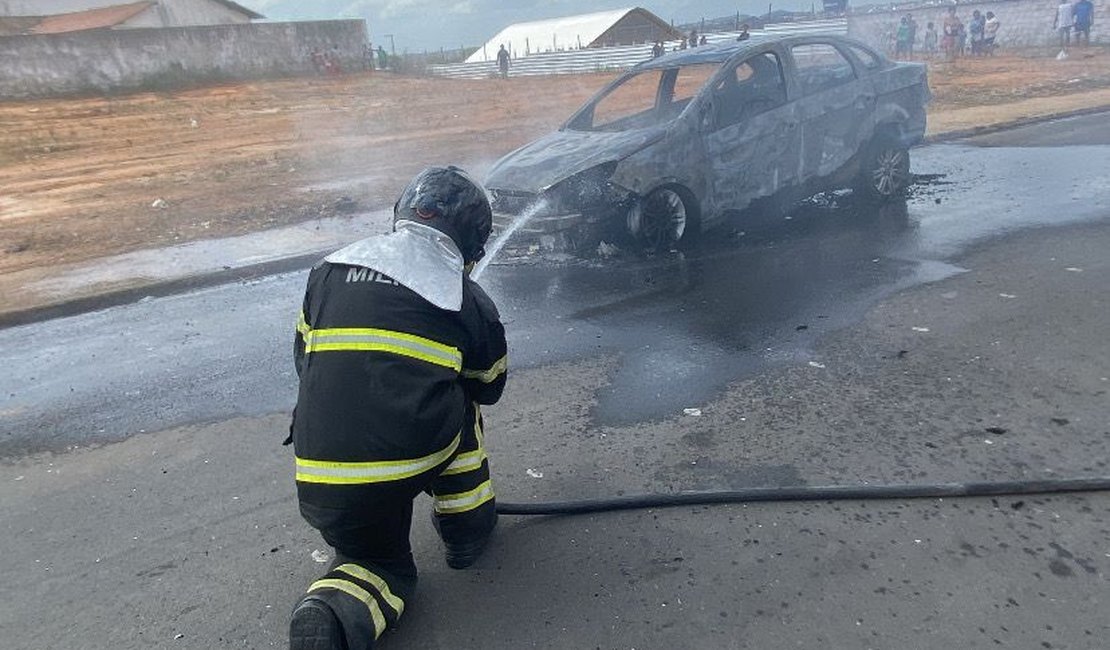 Carro pega fogo próximo à ﻿Olho D’Água dos Cazuzinhos, em Arapiraca