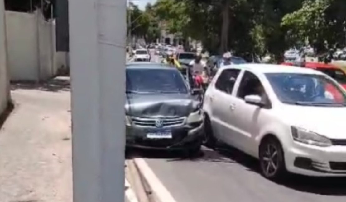 [Vídeo] Acidente entre dois carros deixa trânsito lento na Avenida Governador Afrânio Lages