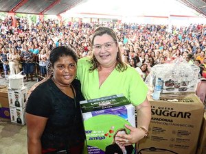 Prefeita Eronita Sposito entrega presentes no Dia das Mães em Porto Calvo