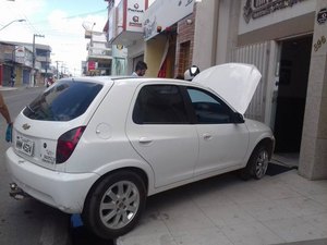 Pneu estoura e condutor perde controle do carro