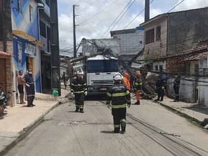 Após colisão, transformador de energia cai em cima de caminhão