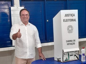 [Vídeo] Candidato à reeleição, Luciano Barbosa recebe aplausos de eleitores ao chegar para votar na Uneal