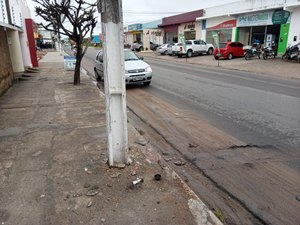 Homem perde controle de veículo e colide contra poste em Arapiraca