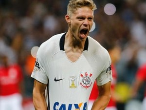 Com pênalti polêmico, Corinthians vence e empurra Inter para perto da queda