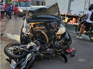 Colisão entre carro e motocicleta deixa jovem com fratura exposta em Arapiraca