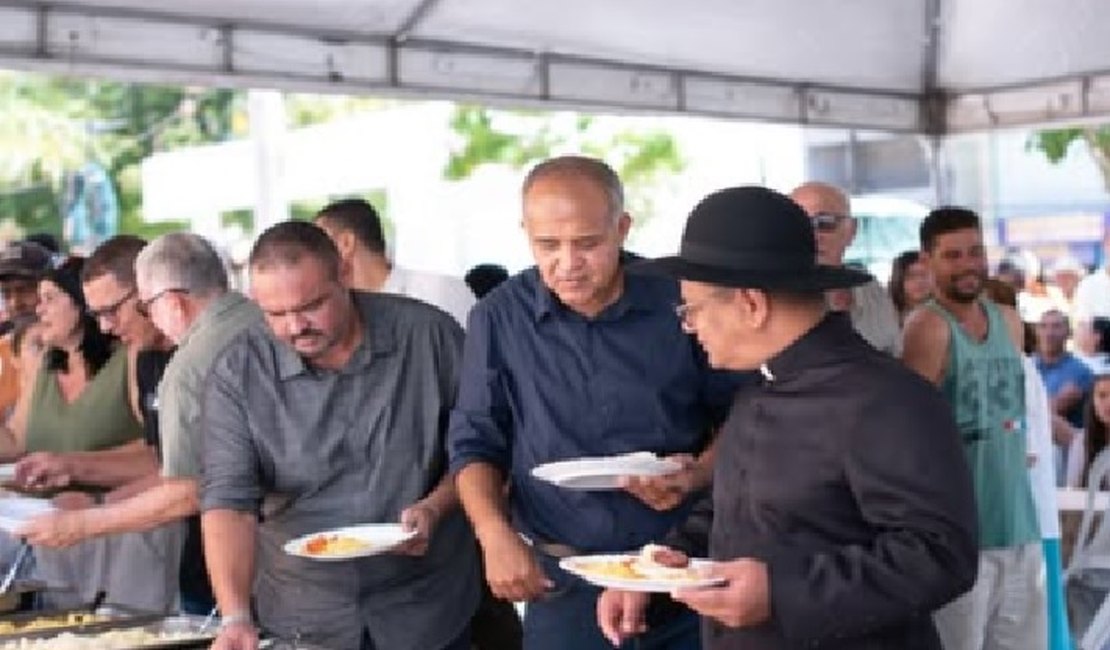 Durante festa de emancipação prefeito mostra porque é campeão de votos no Sertão