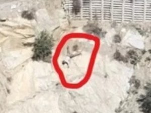 Ciclista é resgatado após ficar pendurado de cabeça para baixo em penhasco