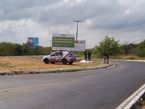 Condutor perde o controle da moto e carona morre no local do acidente