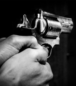 Criminosos armados invadem residência e matam jovem a tiros em Maceió