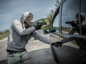 Criminosos assaltam passageiros em van no Agreste
