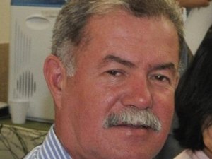 Prefeito atrasa salários por falta de recursos, mas quer aumentar número de secretarias