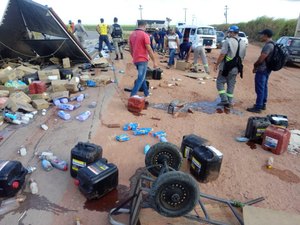 Carreta com carga de alimentos tomba na rodovia AL 420