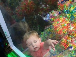 Criança de 2 anos fica presa em máquina de pegar brinquedos 