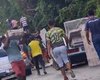 Caminhão com móveis tomba na BR-101, em Flexeiras; carga é saqueada