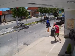 [Vídeo] Criminosos roubam caixa de som em padaria no conjunto Paulo Bandeira, em Maceió