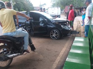 Motorista perde controle do veículo e colide em árvore no Agreste