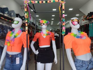 [Vídeo] Acessórios de Carnaval decoram vitrines, atraem clientes e aquecem as vendas em Arapiraca