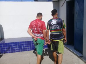 Denúncia de populares leva dupla suspeita de tráfico de drogas à prisão