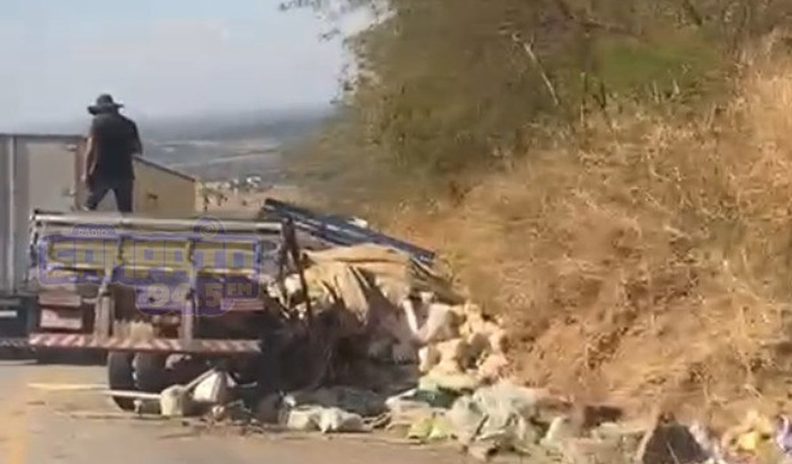 Falha nos freios provoca acidente com caminhão na Serra das Pias em Palmeira dos Índios