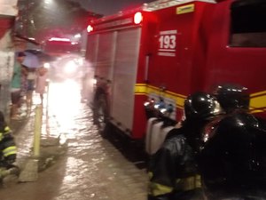 Panela pega fogo enquanto casal dormia e bombeiros evitam tragédia