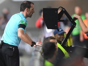 Árbitro de vídeo é aprovado como regra, e Fifa deve confirmar uso na Copa neste ano