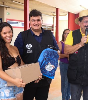 Prefeito Gilberto Gonçalves realiza a entrega de kits pedagógicos para mais de 17 mil alunos da rede de ensino de Rio Largo