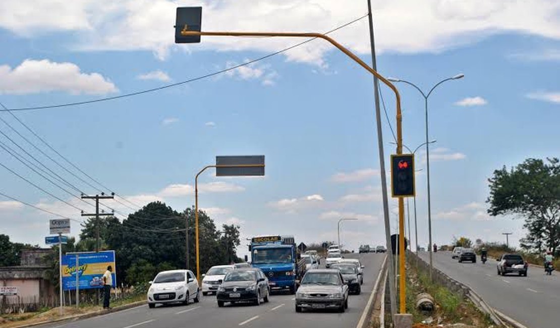 Caminhão com carga acima do permitido danifica semáforo na AL-220, em Arapiraca