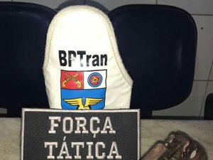 Jovem é detido com arma de fogo e munições após atirar em via pública