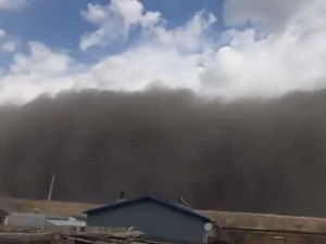Cidade chinesa de Baicheng é 'engolida' por tempestade de areia
