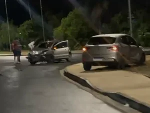 Veículos colidem na Marginal do Piauí, em Arapiraca, durante a madrugada