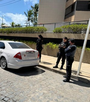 Homem tenta furtar carro, fica preso dentro do veículo e é detido na Jatiúca