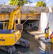 Prefeitura de Maceió começa a pôr placas para recompor paredes do canal do Riacho Salgadinho