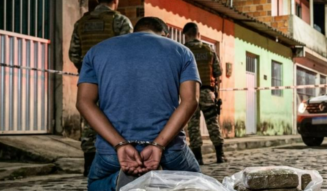 Suspeito é preso com mais drogas  durante ação policial no Jacintinho, em Maceió