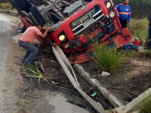 [Vídeo] Carreta tomba e motorista fica preso às ferragens em Maceió